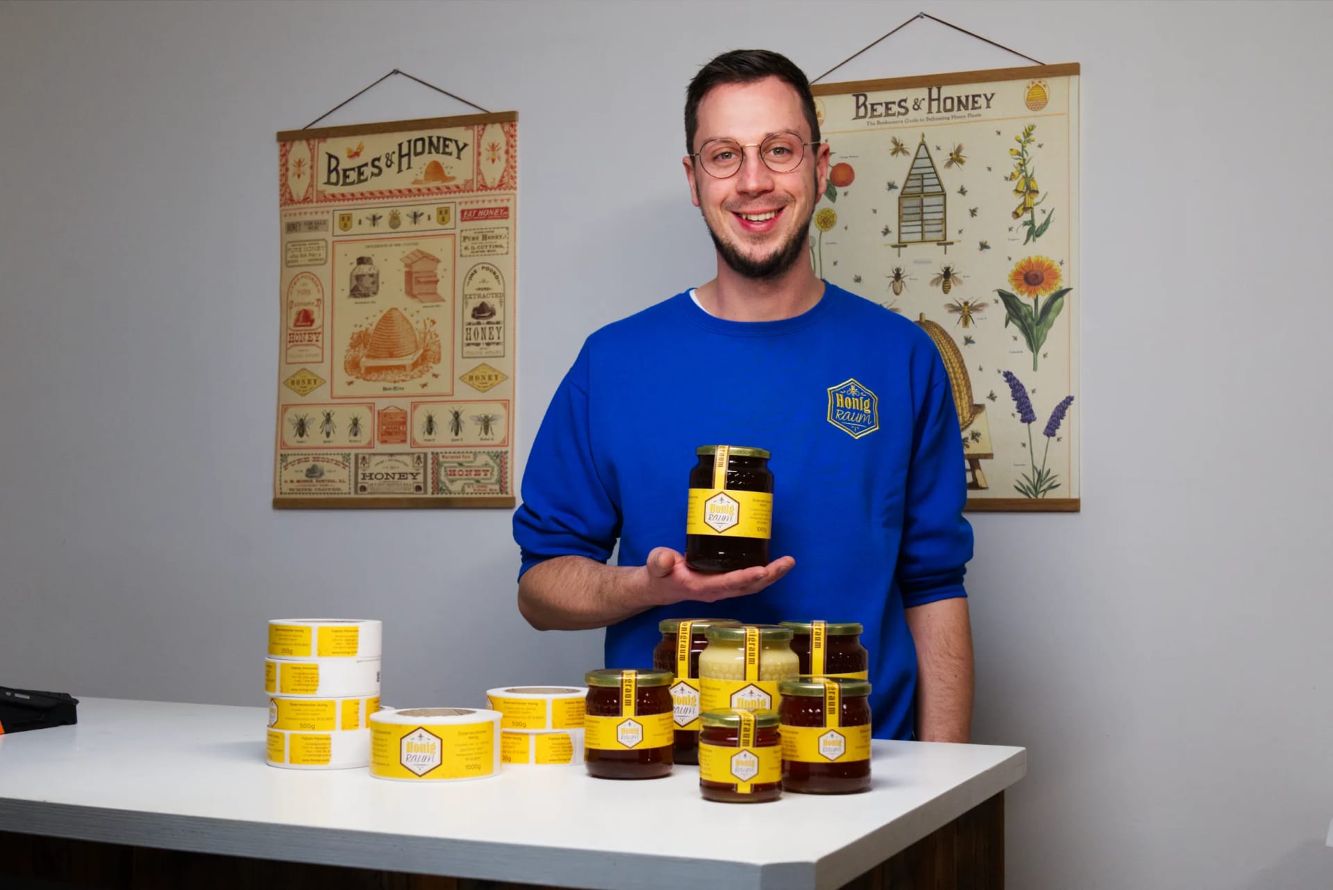 Fabian Pöcksteiner mit seiner neuen Etikette - Portrait