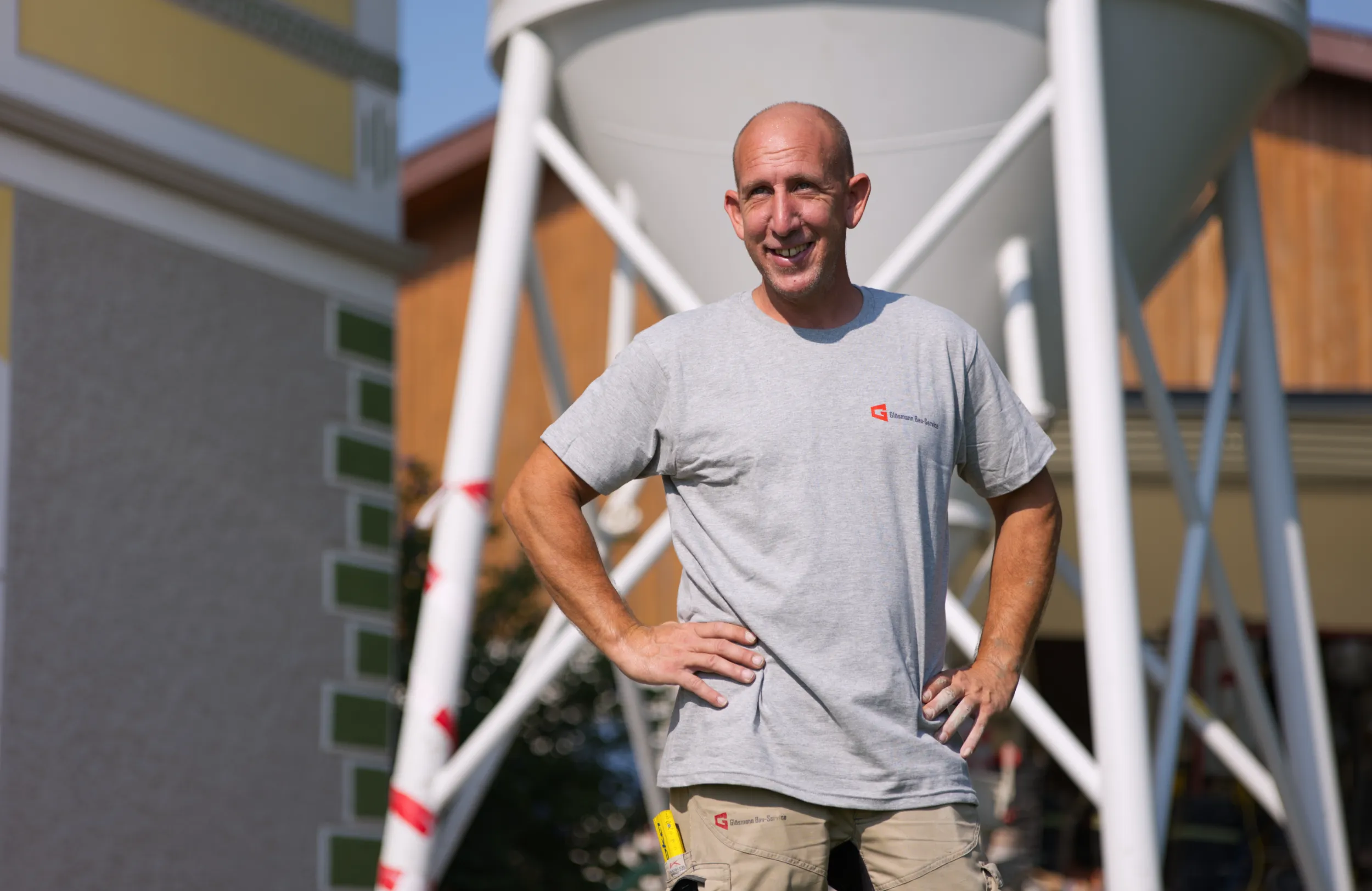 Glösmann Bau-Service managing director in front of a foam-concrete plant